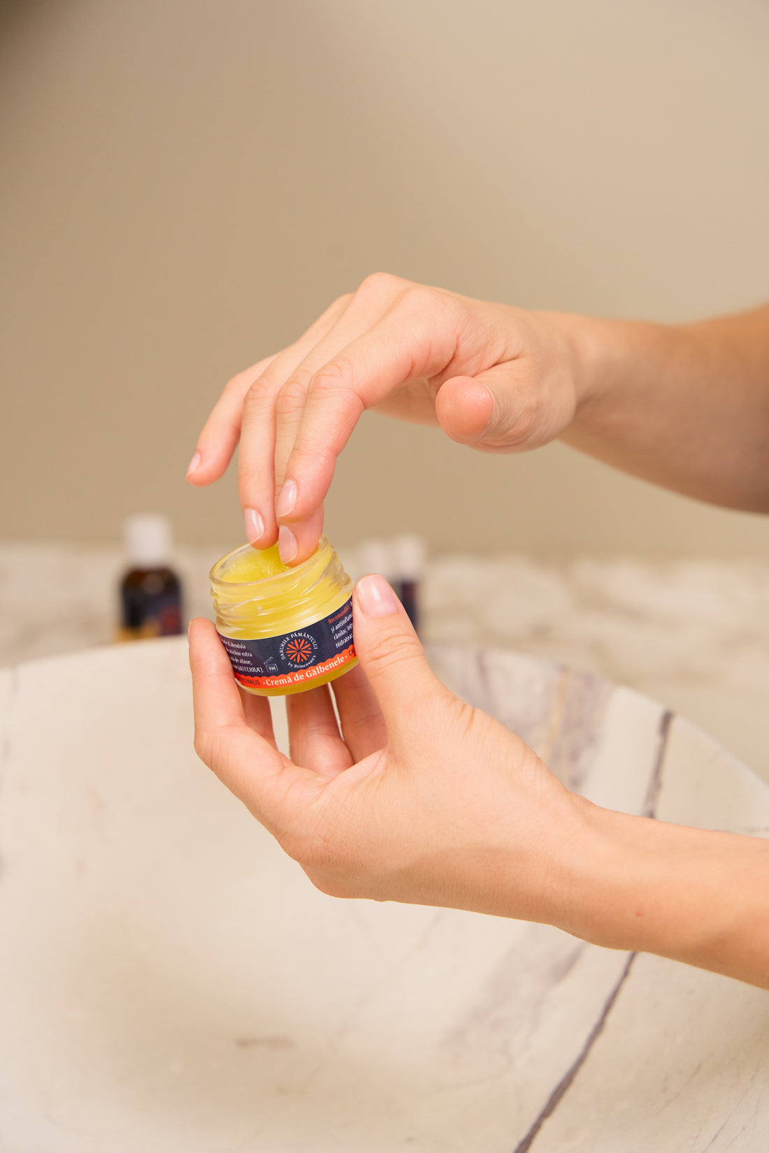 Produse testate de specialiști: De ce dermatologii recomandă crema și uleiul de gălbenele