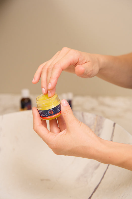 Produse testate de specialiști: De ce dermatologii recomandă crema și uleiul de gălbenele